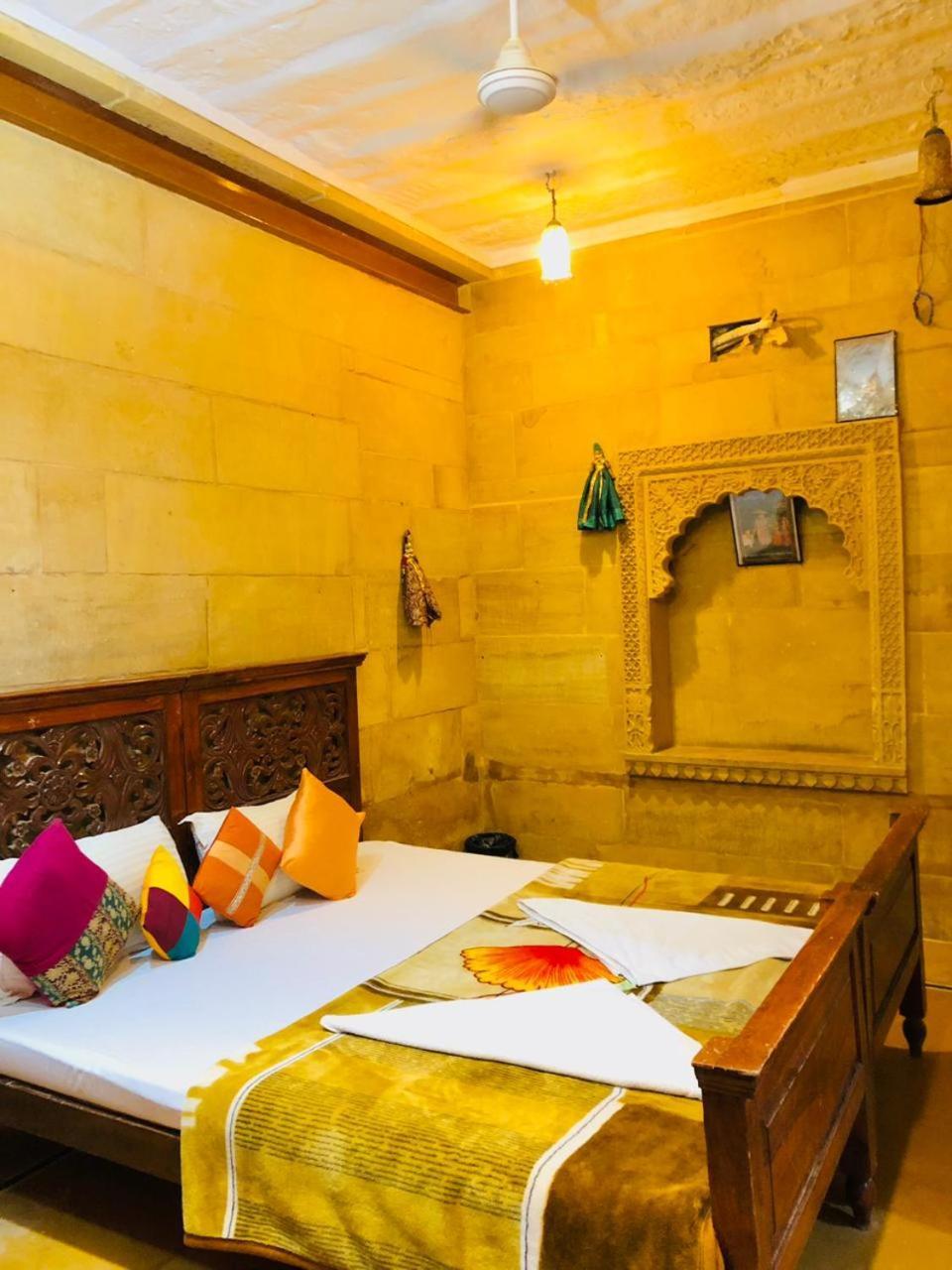 Hotel Pol Haveli Джайсалмер Стая снимка