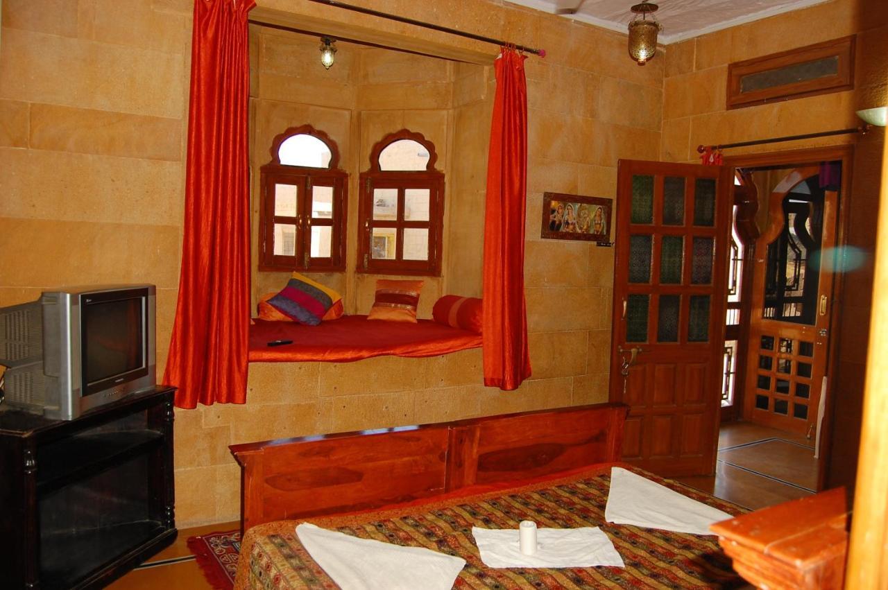 Hotel Pol Haveli Джайсалмер Стая снимка